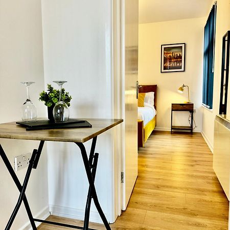Rnm - Business Professional & Top Choice, Private Access & Entire Place, Kitchen & Washroom With Amenities, Smart Tv, Easy Access, Fast Wifi, Parking Nearby, Great Transport Links Halesowen Kültér fotó