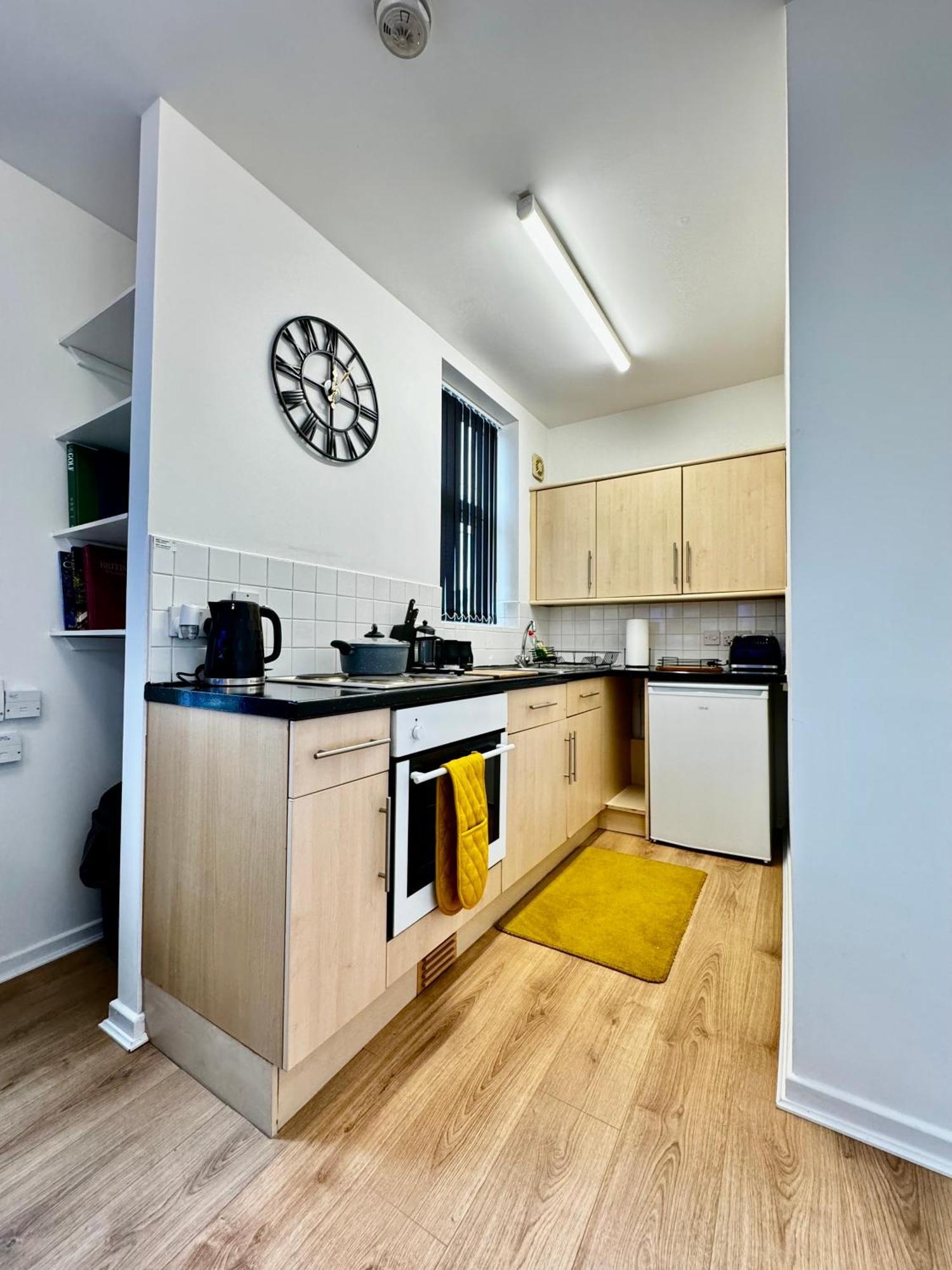 Rnm - Business Professional & Top Choice, Private Access & Entire Place, Kitchen & Washroom With Amenities, Smart Tv, Easy Access, Fast Wifi, Parking Nearby, Great Transport Links Halesowen Kültér fotó