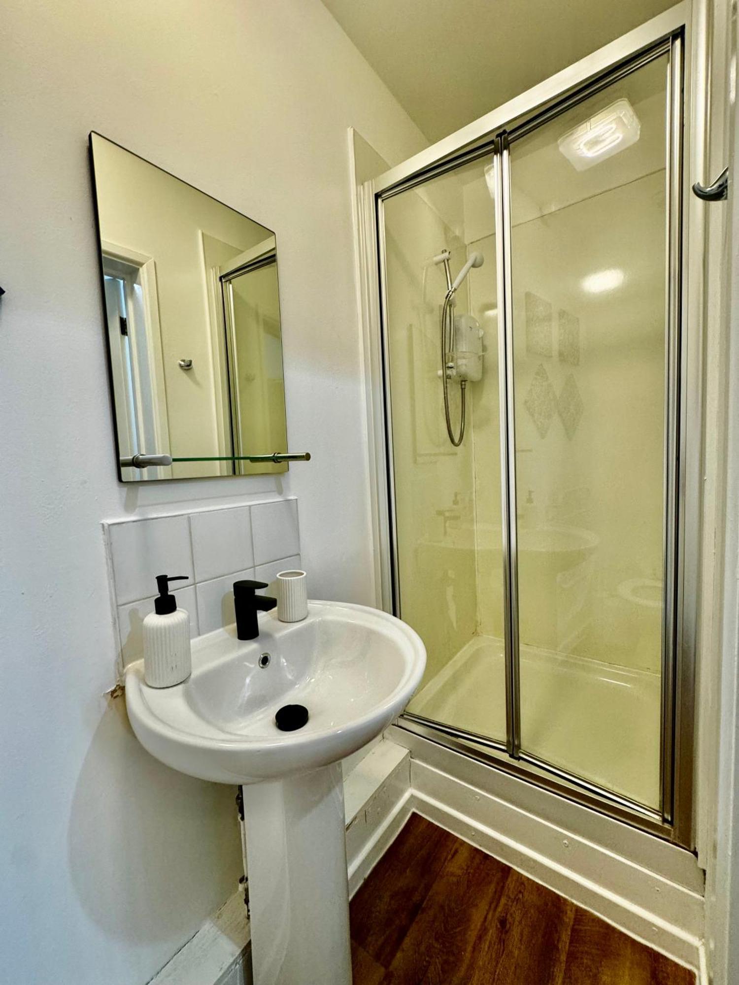 Rnm - Business Professional & Top Choice, Private Access & Entire Place, Kitchen & Washroom With Amenities, Smart Tv, Easy Access, Fast Wifi, Parking Nearby, Great Transport Links Halesowen Kültér fotó